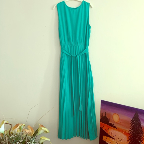 Suzy Shier Dresses & Skirts - NWT Suzy Shier Pleated Dress (runs small)